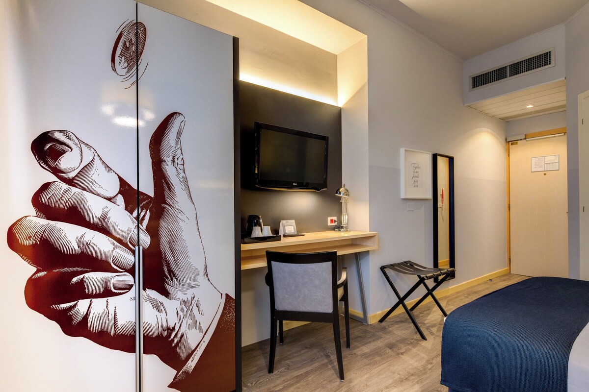 In-room safe, desk, blackout drapes, soundproofing