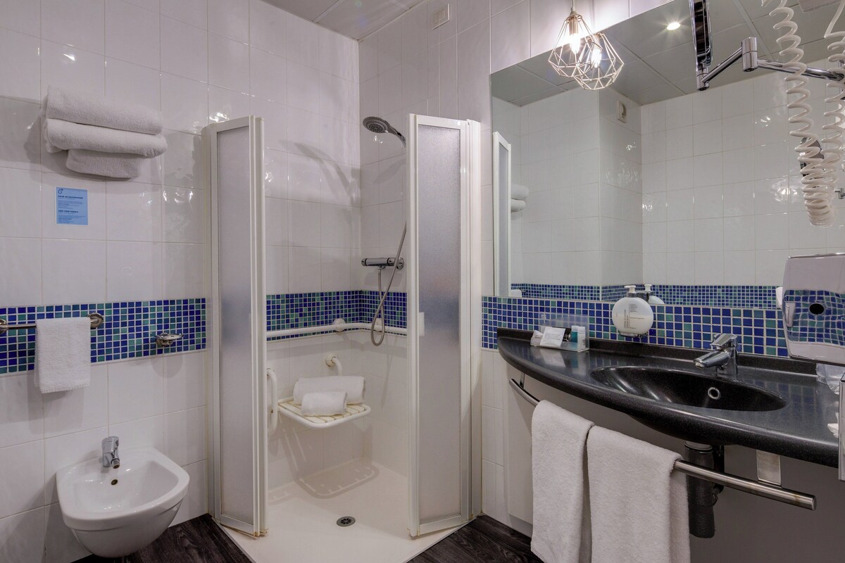 Standard Room, 1 Double Bed, Accessible | In-room safe, desk, blackout drapes, soundproofing