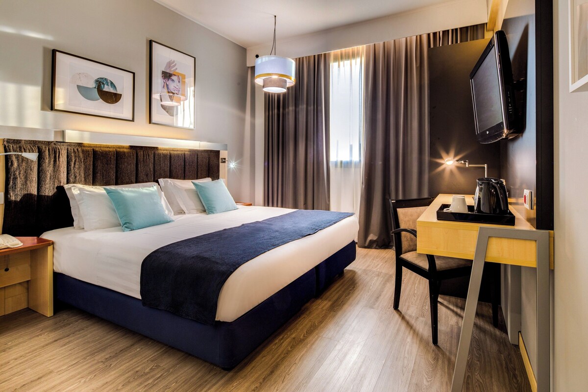 In-room safe, desk, blackout drapes, soundproofing