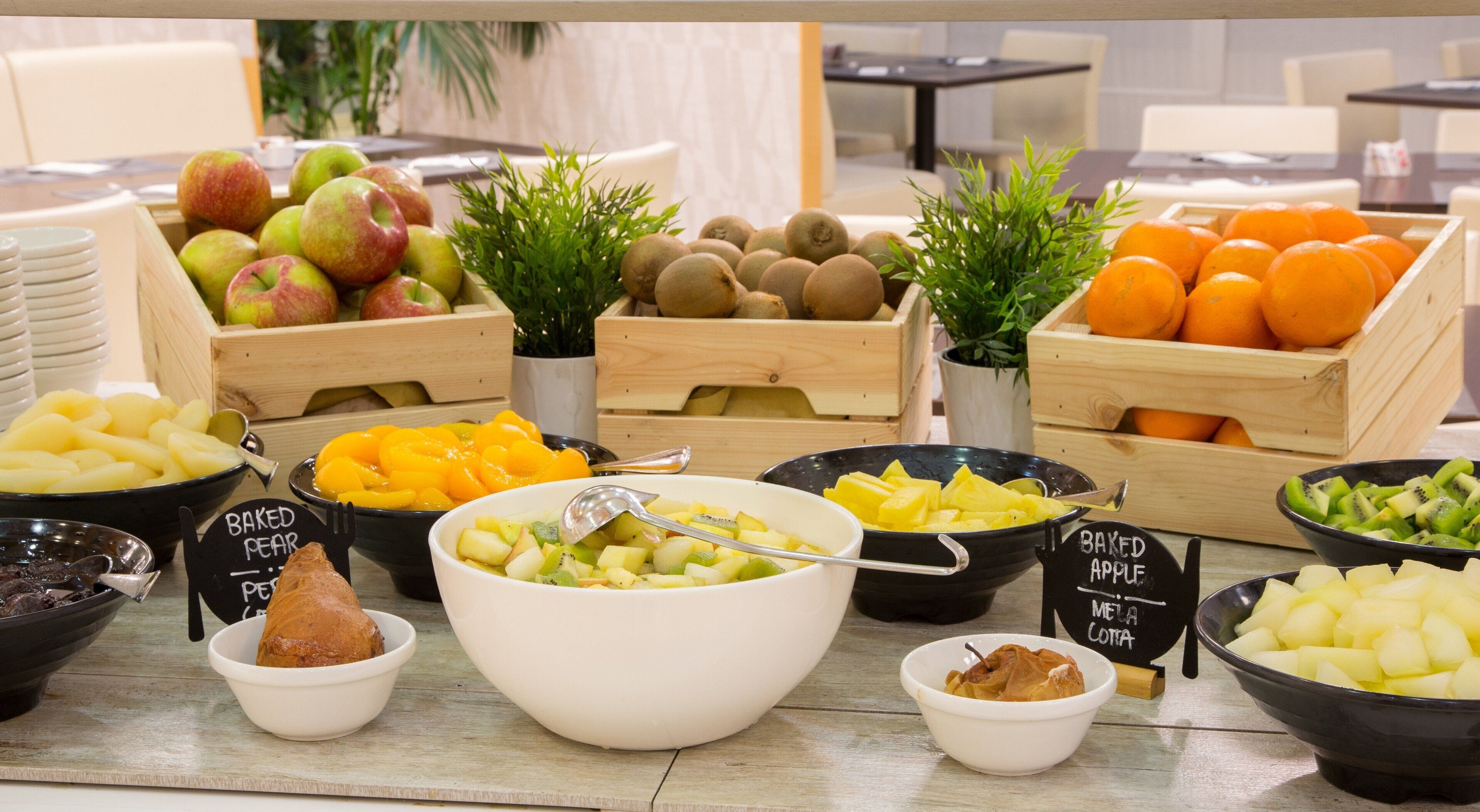 Ein Buffet mit verschiedenen Früchten und Backwaren.