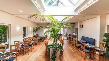 Breakfast and dinner served