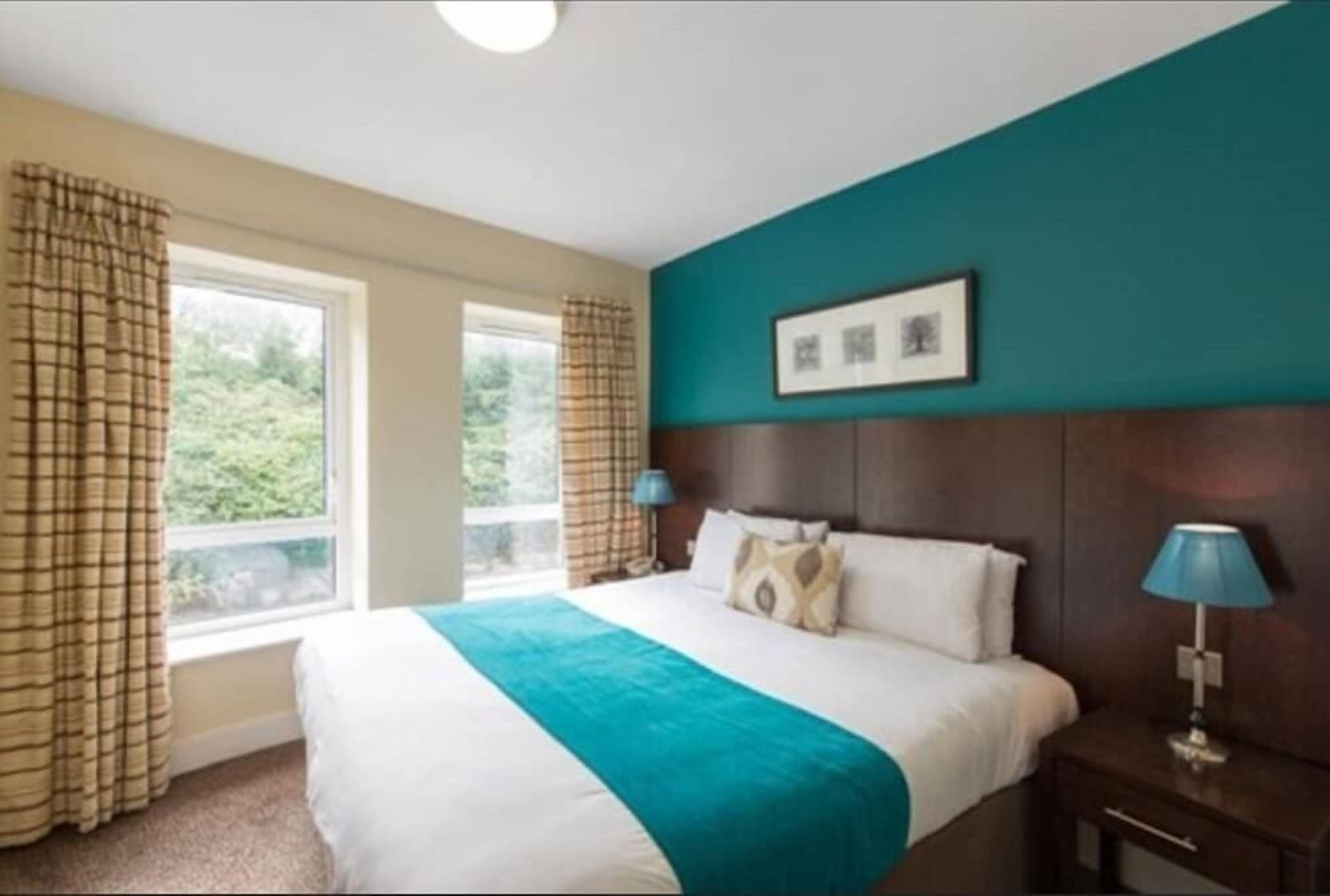 Ropa de cama de alta calidad y caja de seguridad en la habitación 