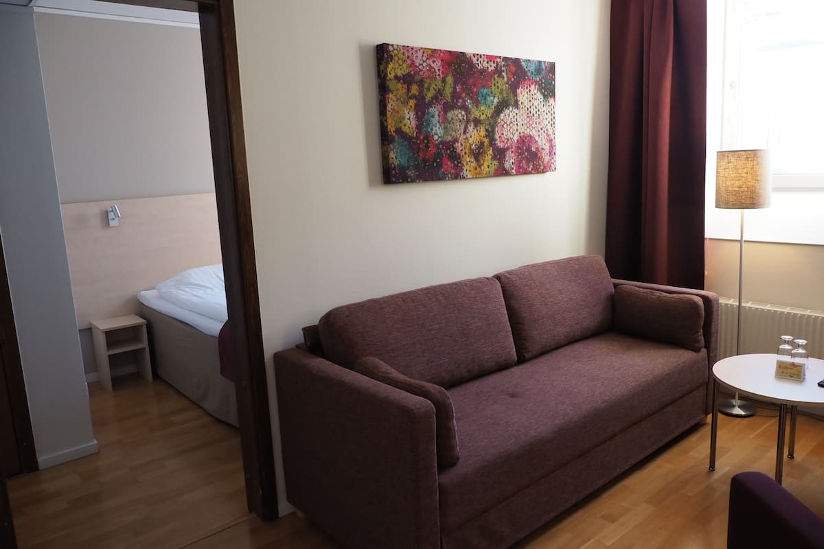 1 bedroom, desk, free wifi, bed sheets