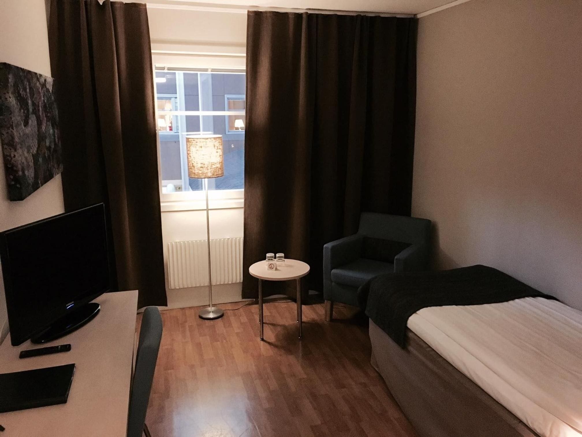 1 bedroom, desk, free wifi, bed sheets