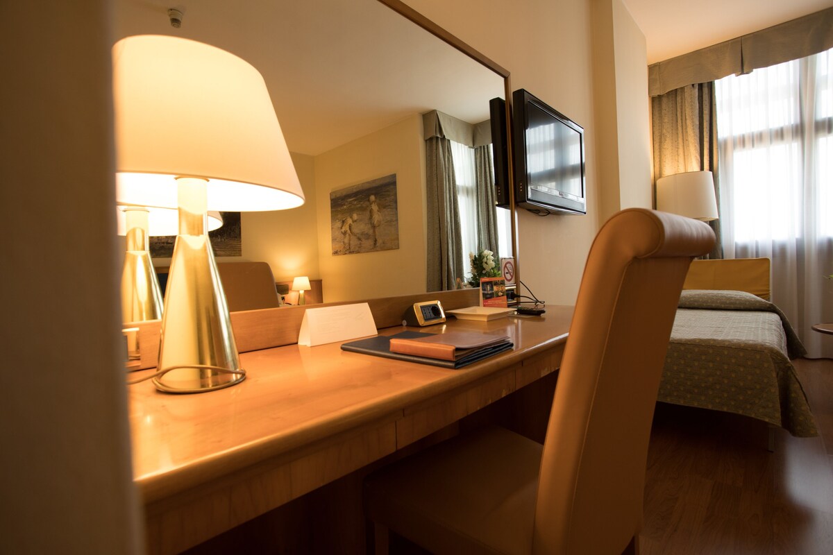 Egyptian cotton sheets, premium bedding, pillow-top beds, in-room safe