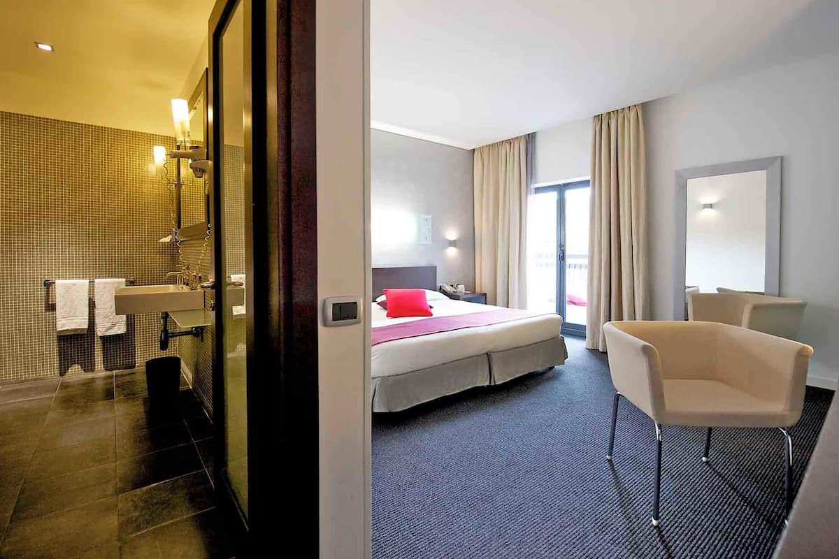 Premium bedding, minibar, in-room safe, desk