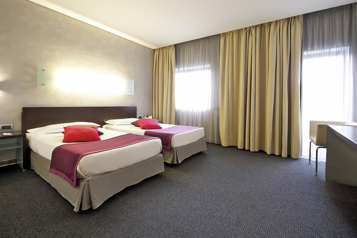 Standard Twin Room, 2 Single Beds | Premium bedding, minibar, in-room safe, desk