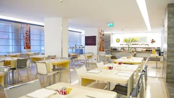 Café da manhã com buffet diário (EUR 7 por pessoa)