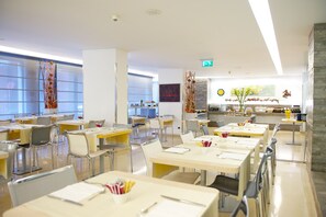 Desayuno buffet todos los días (EUR 7 por persona) 