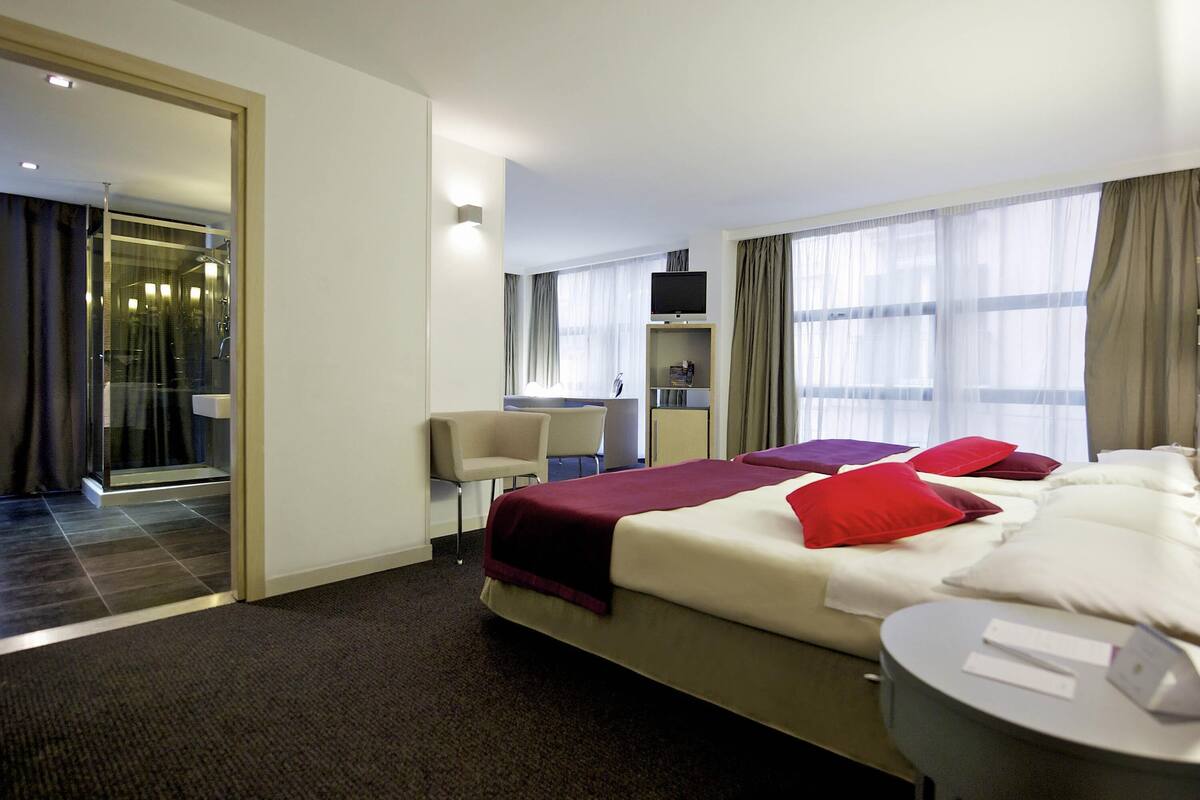 Ropa de cama de alta calidad y minibar 