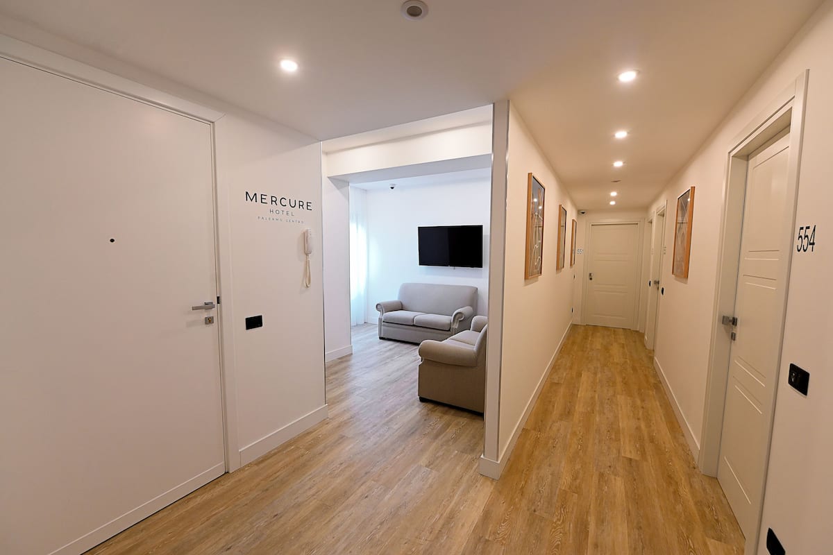 Room, 1 Double Bed | Living area
