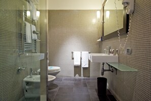 A modern bathroom with a glass shower enclosure, a white sink, and a toilet. - Mercure Hotel Palermo Centro (Palermo)