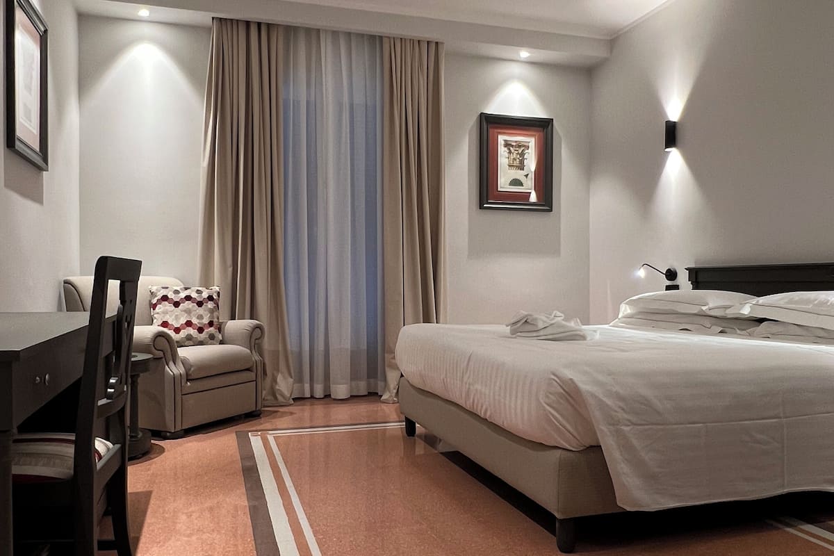 Deluxe Room, 1 King Bed, Balcony