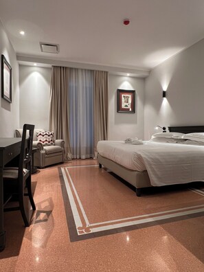 Deluxe Room, 1 King Bed, Balcony | Premium bedding, minibar, in-room safe, desk