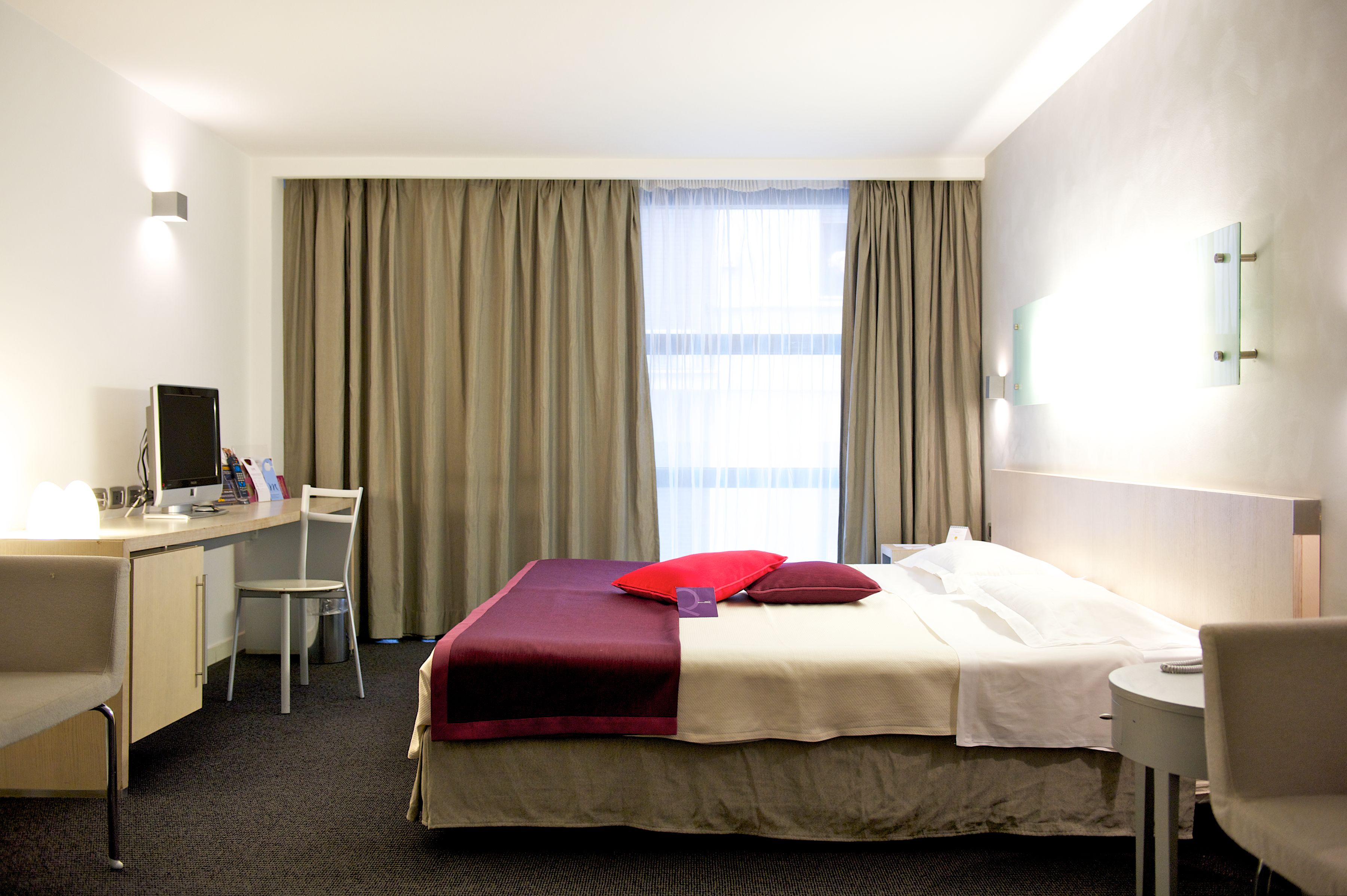 standard double room, 1 double bed | premium bedding, minibar, in-room safe, desk