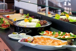 TĂ€gliches FrĂŒhstĂŒcksbuffet (21 EUR pro Person)