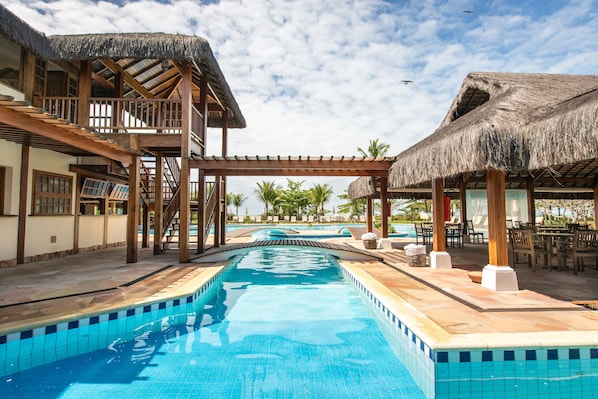 Outdoor pool, open 9 AM to 8 PM, pool umbrellas, sun loungers - Vila Angatú Eco Resort & Spa (Santa Cruz Cabralia)