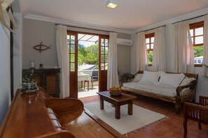 Principal Suíte Frente Piscina Duplo Cama Casal | Coin séjour | Télévision LCD de 27 pouces avec chaînes par câble, télévision