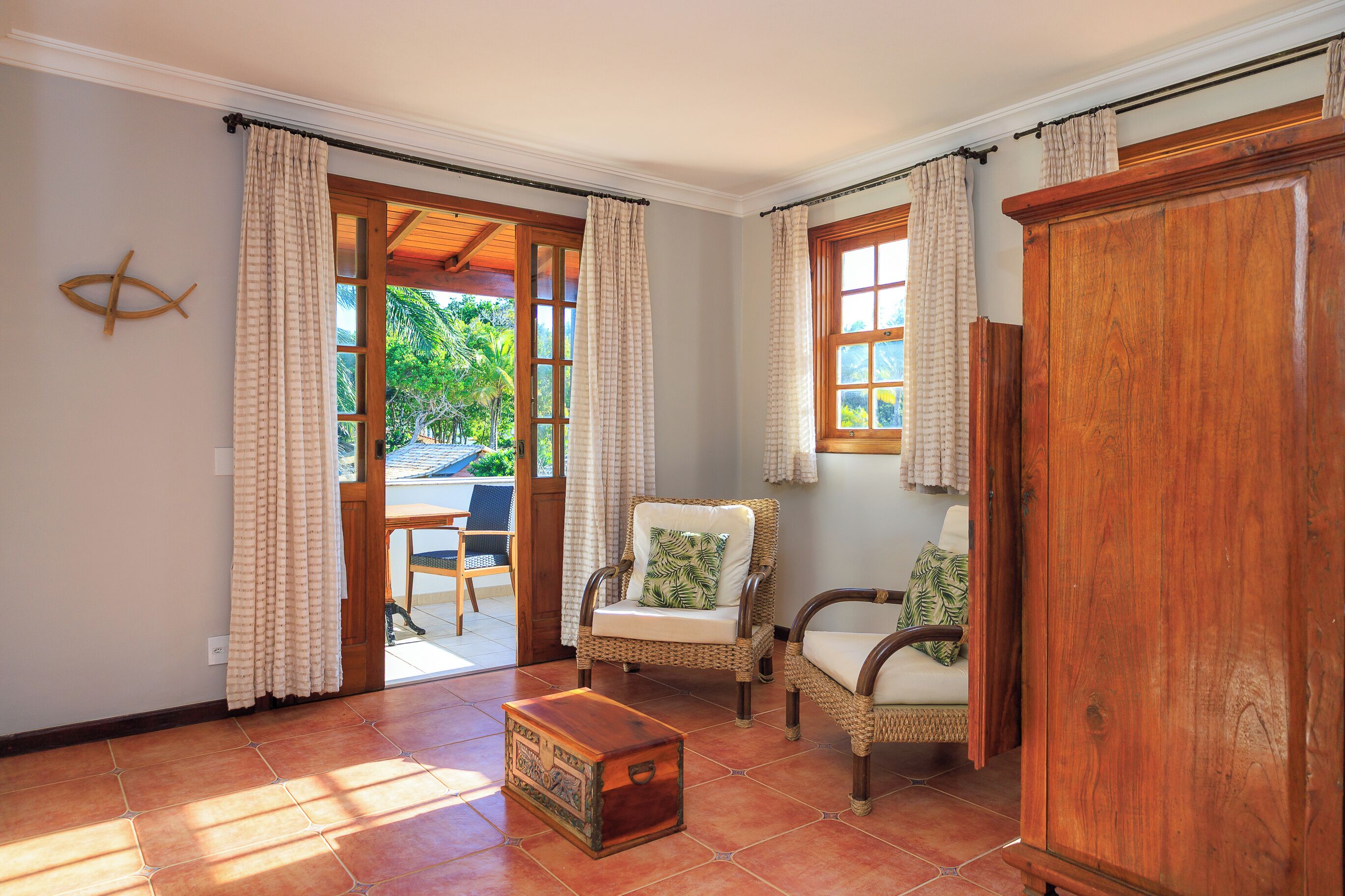 principal suíte frente mar duplo cama casal | living area | 27-inch lcd tv with cable channels, tv