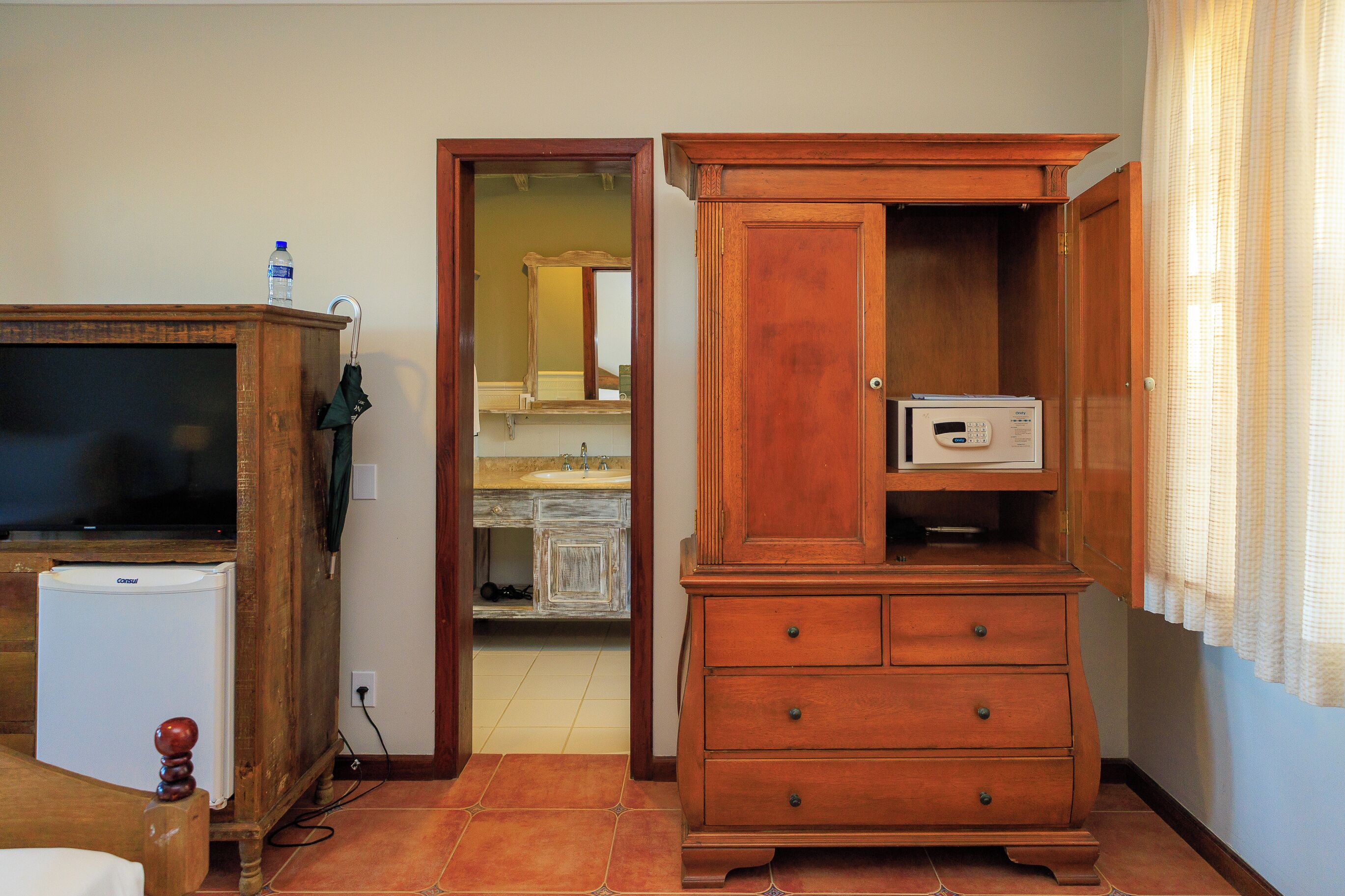 principal frente piscina triplo cama casal + cama solteiro | 1 bedroom, minibar, in-room safe, individually decorated