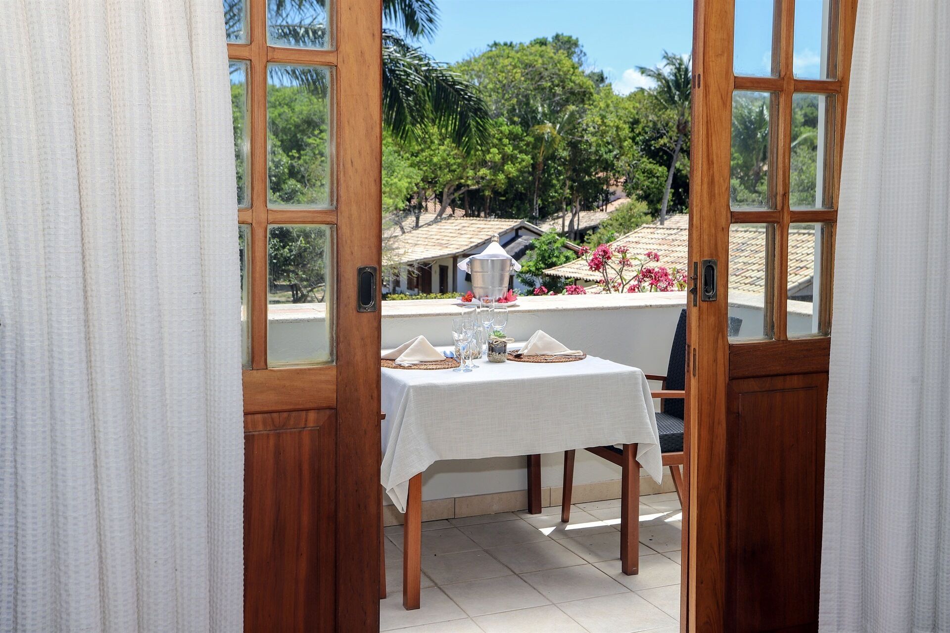 principal suíte frente piscina duplo cama casal | living area | 27-inch lcd tv with cable channels, tv