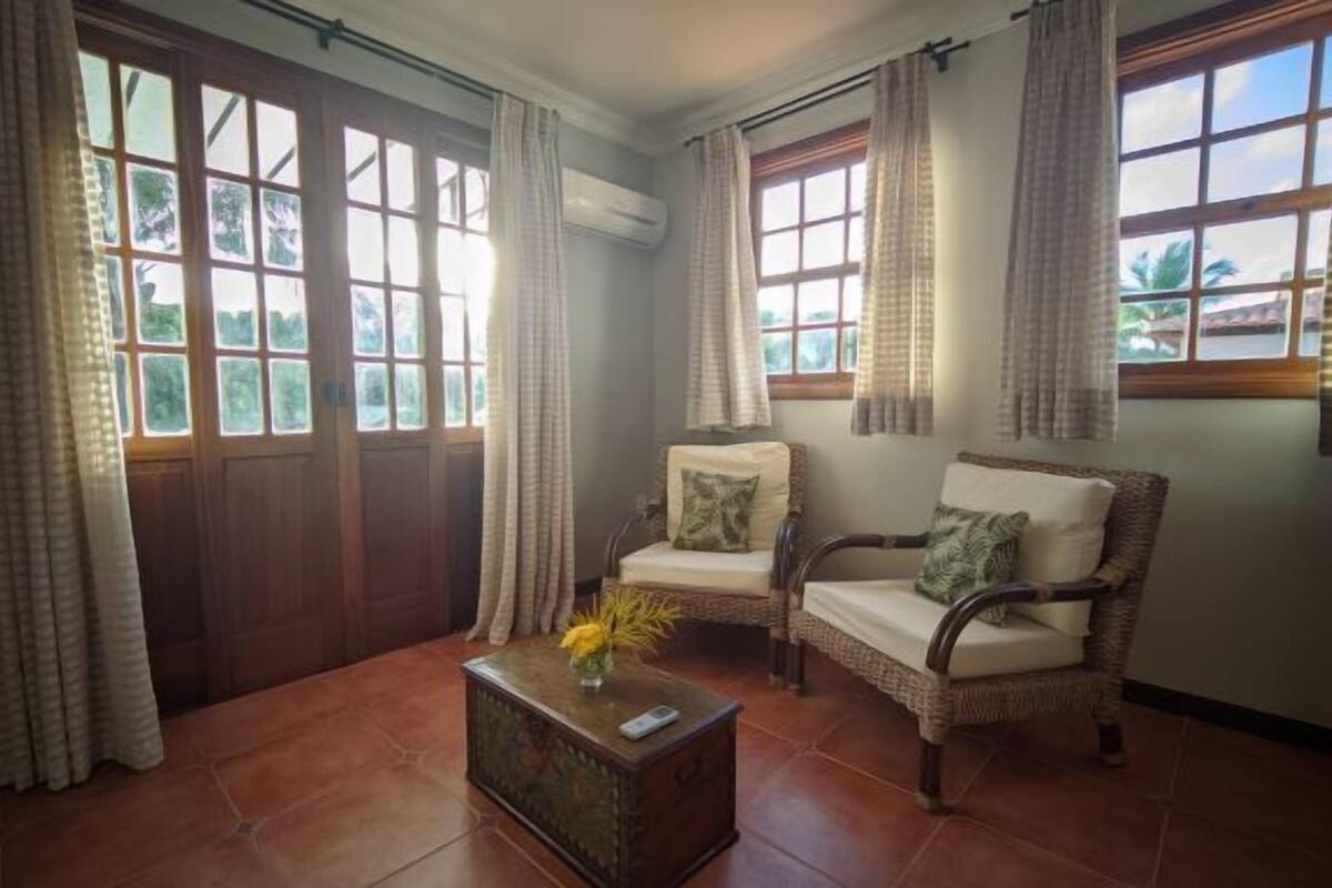 principal suíte frente piscina duplo cama casal | living area | 27-inch lcd tv with cable channels, tv