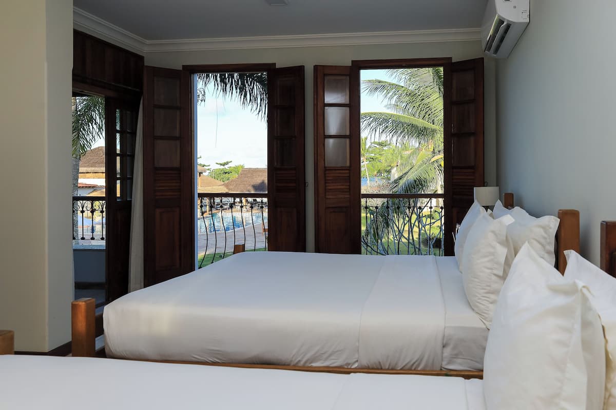 principal frente piscina quádruplo camas casal | 1 bedroom, minibar, in-room safe, individually decorated