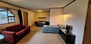 Suite estándar, cocina | Tabla de planchar con plancha, wifi gratis, ropa de cama y despertador