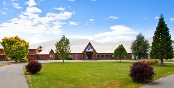 Vista frontal de la propiedad