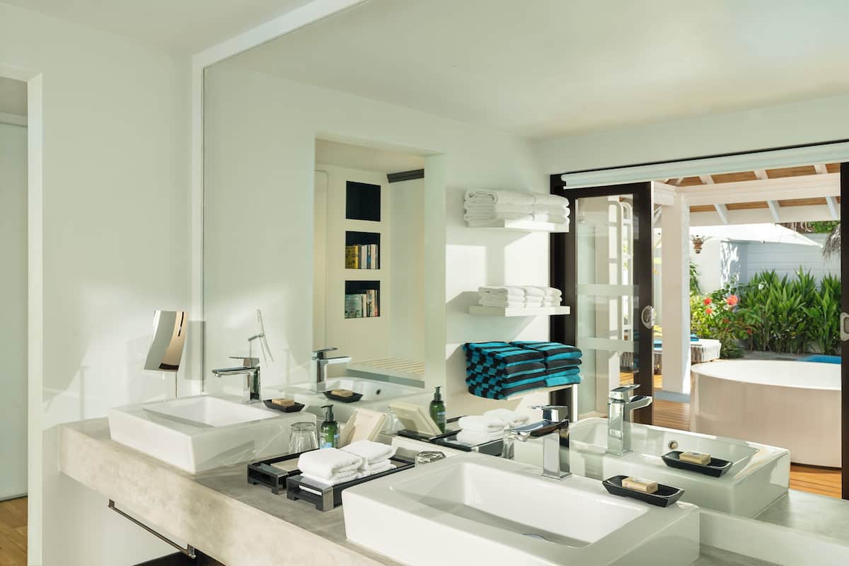 Pool Villa | Baño | Regadera, regadera tipo lluvia, amenidades de baño gratuitas