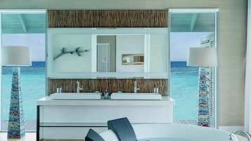 Water Suite | Badezimmer | Dusche, Regendusche, kostenlose Toilettenartikel, Haartrockner