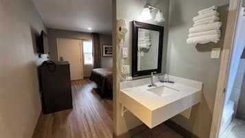Habitación individual, 1 cama de matrimonio | Baño | Ducha y bañera combinadas y artículos de higiene personal gratuitos