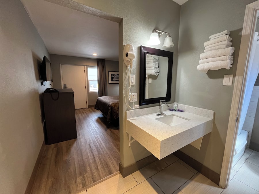 Quarto solteiro, 1 cama Queen | Banheiro | Chuveiro/banheira combinados, produtos de toalete grátis