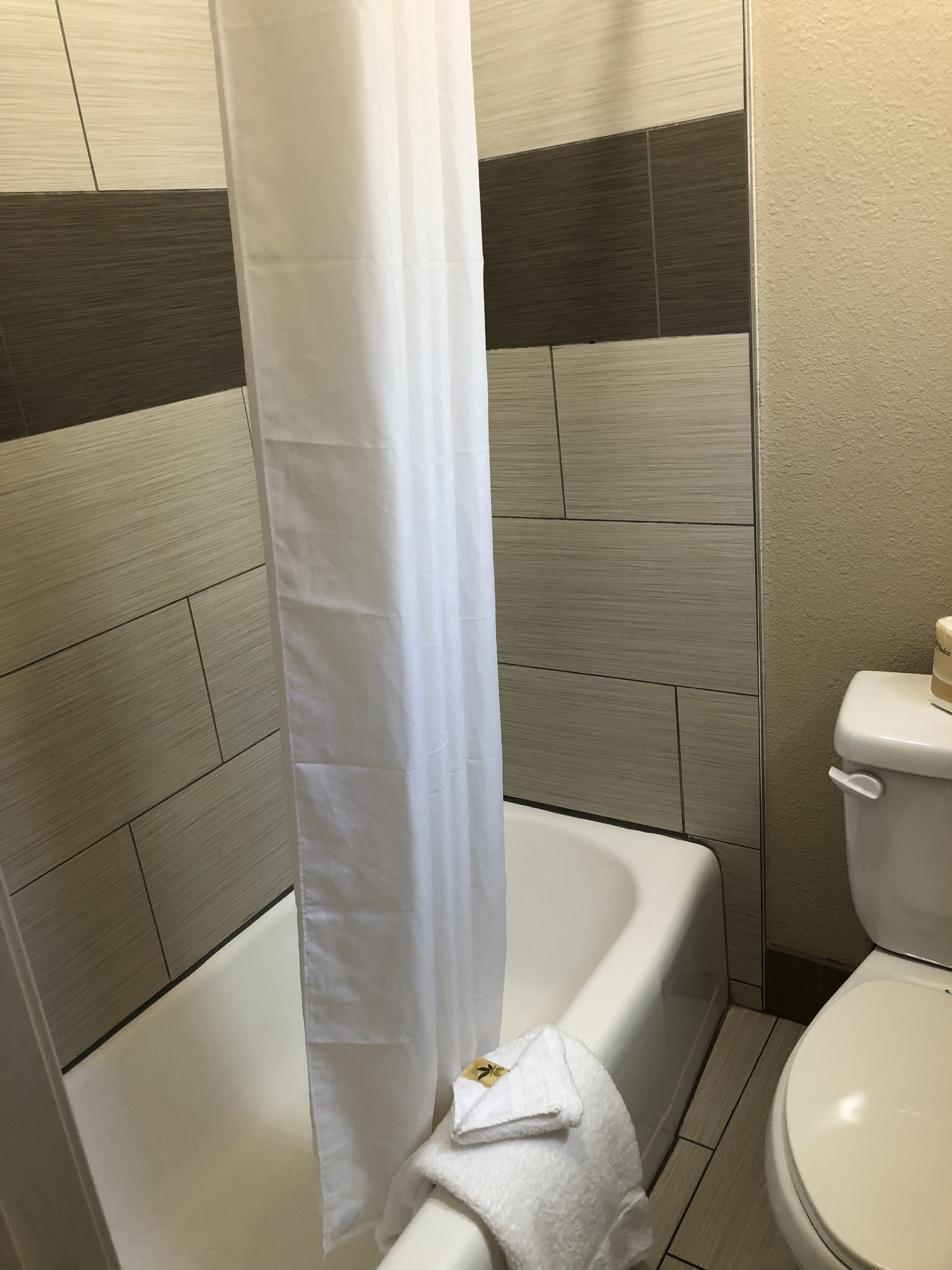 Chambre Simple, 1 grand lit | Douche de la salle de bain