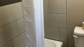 Chambre Simple, 1 grand lit | Douche de la salle de bain