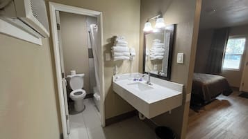 Single Queen (No Pets) | Bathroom | Combined shower/tub, free toiletries, hair dryer, towels