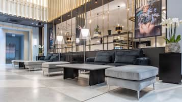 Un vestíbulo moderno con sofá, mesa de centro e iluminación colgante.