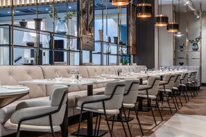 Breakfast and lunch served, international cuisine