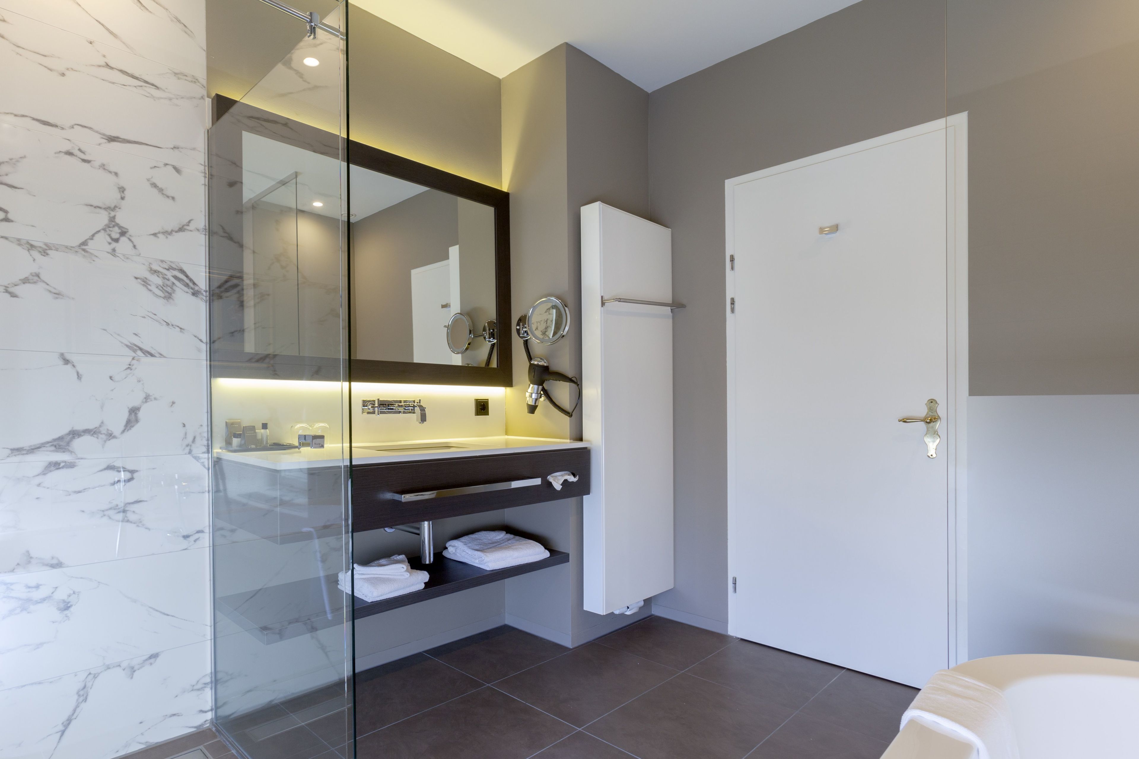 luxury double room | minibar, in-room safe, desk, iron/ironing board