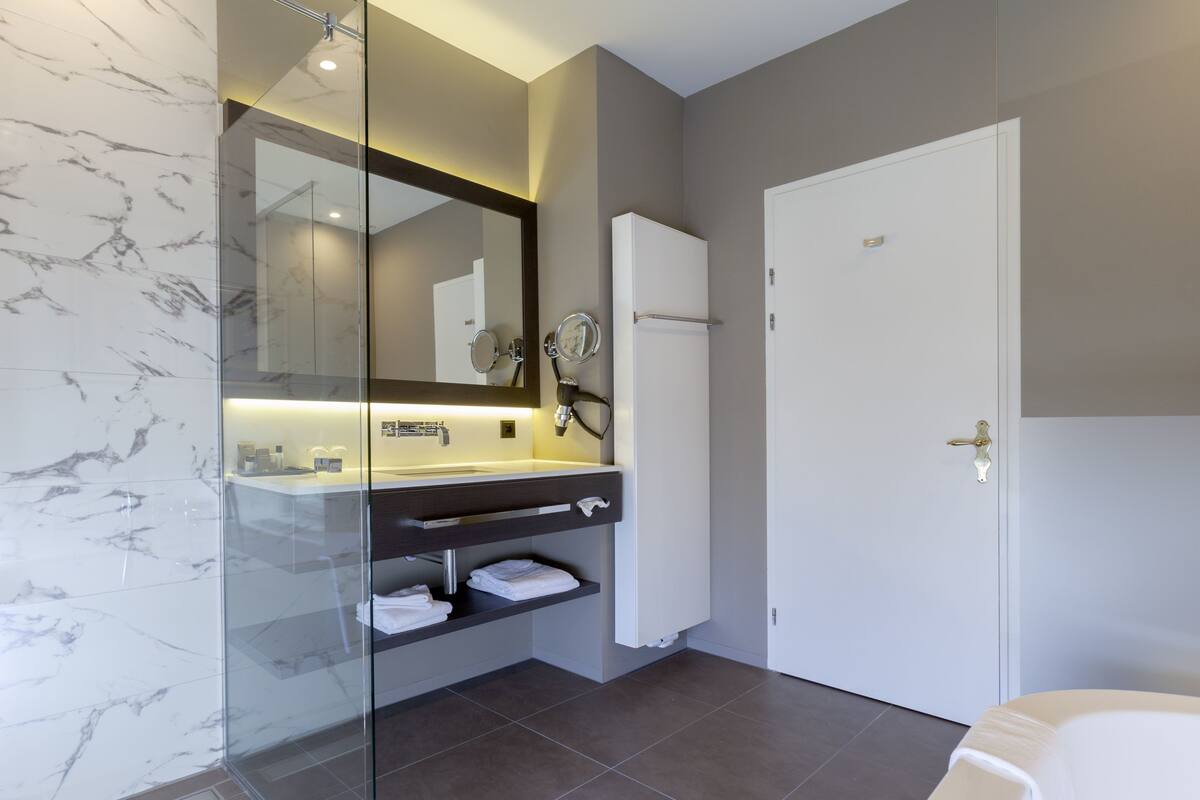 luxury double room | minibar, in-room safe, desk, iron/ironing board