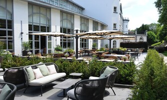 朝食、ランチ、ディナ ーに営業 (ガーデン ビュー)