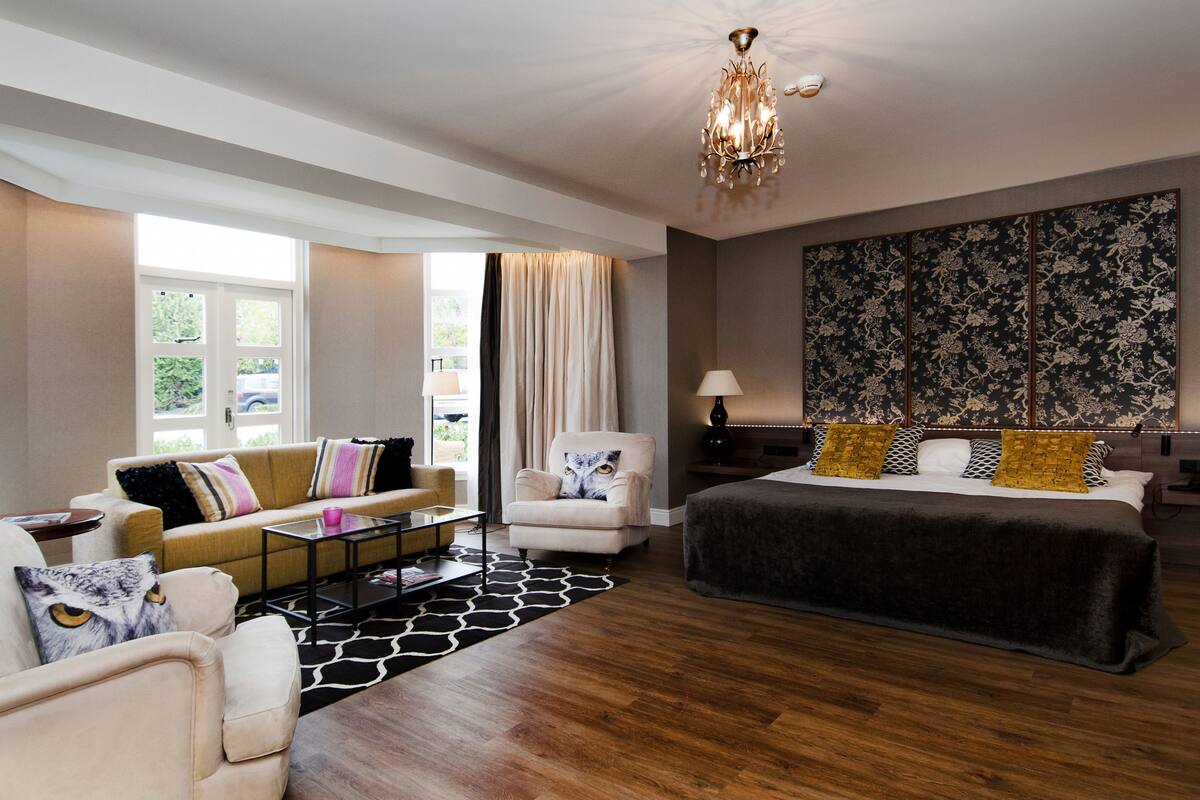 deluxe suite, jetted tub | minibar, in-room safe, desk, iron/ironing board