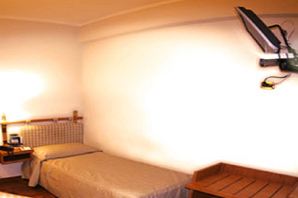 Single Room | Minibar, in-room safe, desk, soundproofing