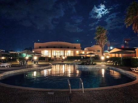 Una piscina al aire libre