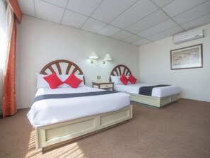 Habitación estándar, 2 camas Queen size | Caja de seguridad en la habitación y escritorio