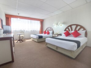 Standaard kamer, 2 queensize bedden | Een kluis op de kamer, een bureau, een strijkplank/strijkijzer