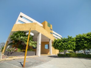 Vista frontal de la propiedad