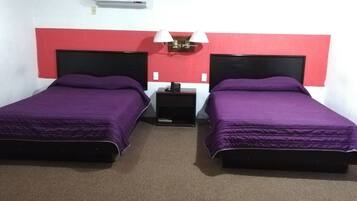 Bureau, rideaux occultants, fer et planche Ă  repasser, Wi-Fi gratuit