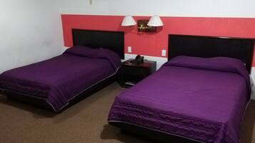 Bureau, rideaux occultants, fer et planche Ă  repasser, Wi-Fi gratuit