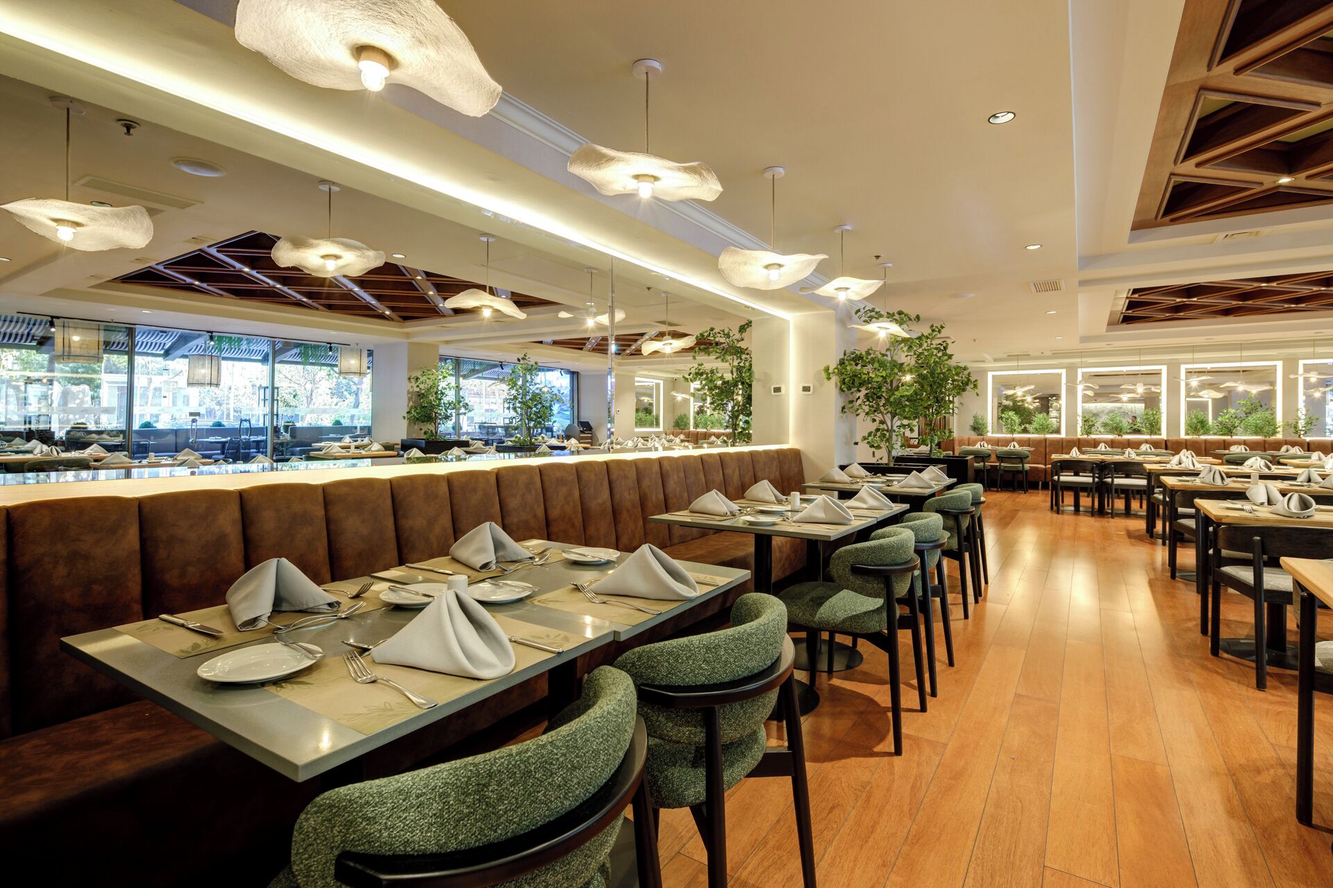 Un restaurante moderno con cabinas, mesas y una zona de bar.